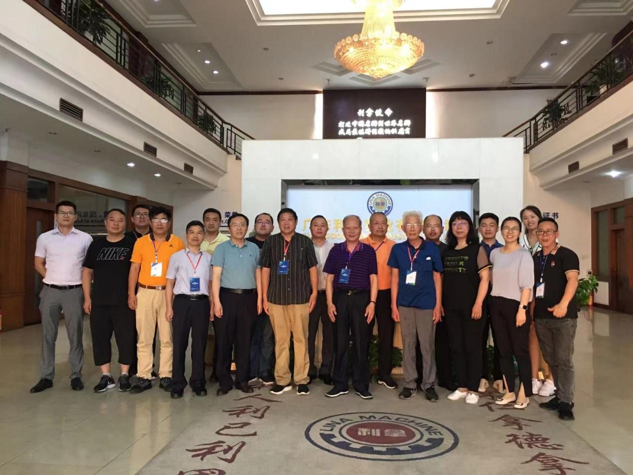 第四屆現代橡膠論壇的專家、教授們蒞臨我司參觀考察